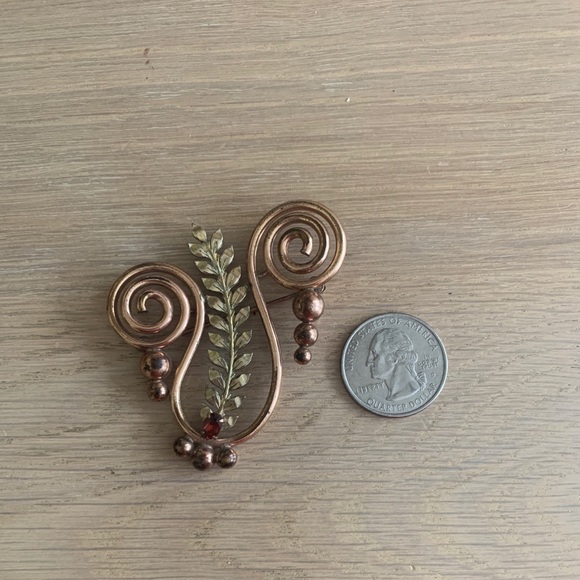 Vintage copper tone brooch with red stone. - Picture 8 of 9